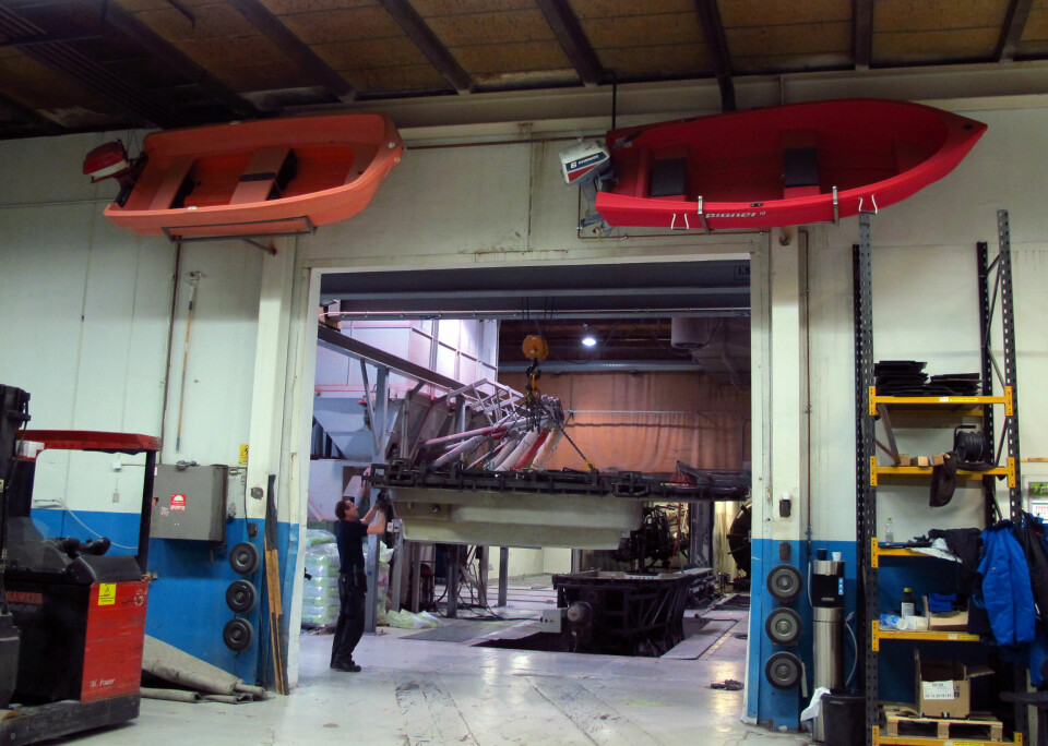 HISTORIEN PÅ VEGGEN: Pioner satser utelukkende på produksjon i Norge. I lokalene på Bjørkelangen henger historien bokstavelig talt på veggene, mens nye båter støpes i rommet i bakgrunnen.