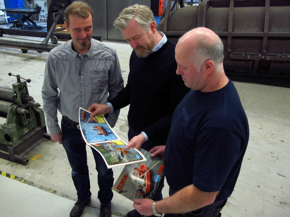 <b>LANGE LINJER:</b> John Grasmo (nærmest) er produksjonsarbeider med 43 års fartstid i bedriften. Her viser han gamle brosjyrer til Carl Fredrik Kleppe, salgssjef og Jo Erling Riise (til venstre), salgs- og markedsansvarlig i Norge. 