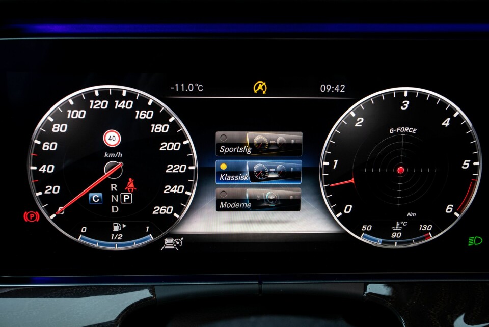 INFORMASJON: Mercedes har samlet mye informasjon i instrumentpanelet.