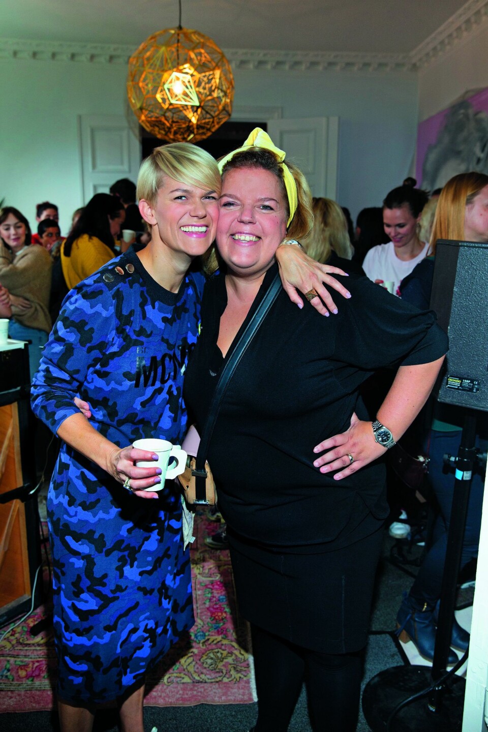 VIS OMSORG: Else håper at alle skal bli flinkere til å se hverandre. Hennes nære venninne, programleder Sigrid Bonde Tusvik, var også til stede under leilighetsfesten.