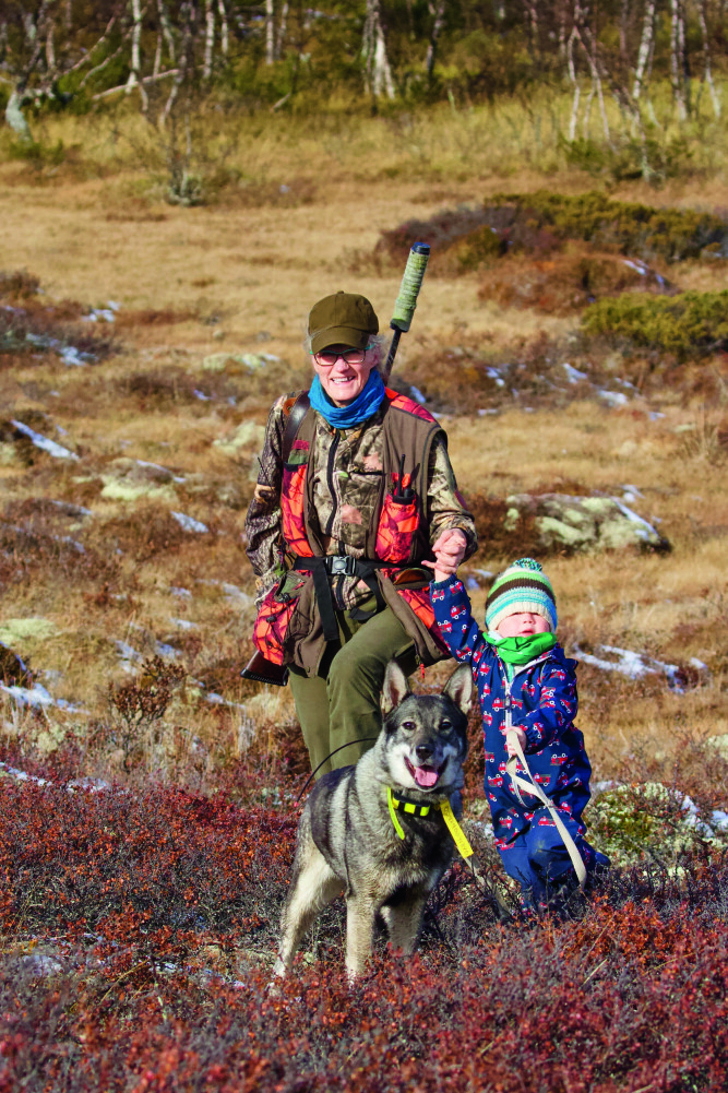 Er Si­men Nor­ges yng­ste elgjeger? 11 må­ne­der gam­mel satt han i bæ­re­meis un­der elg­jakt i Jämt­land – det var for to år siden.