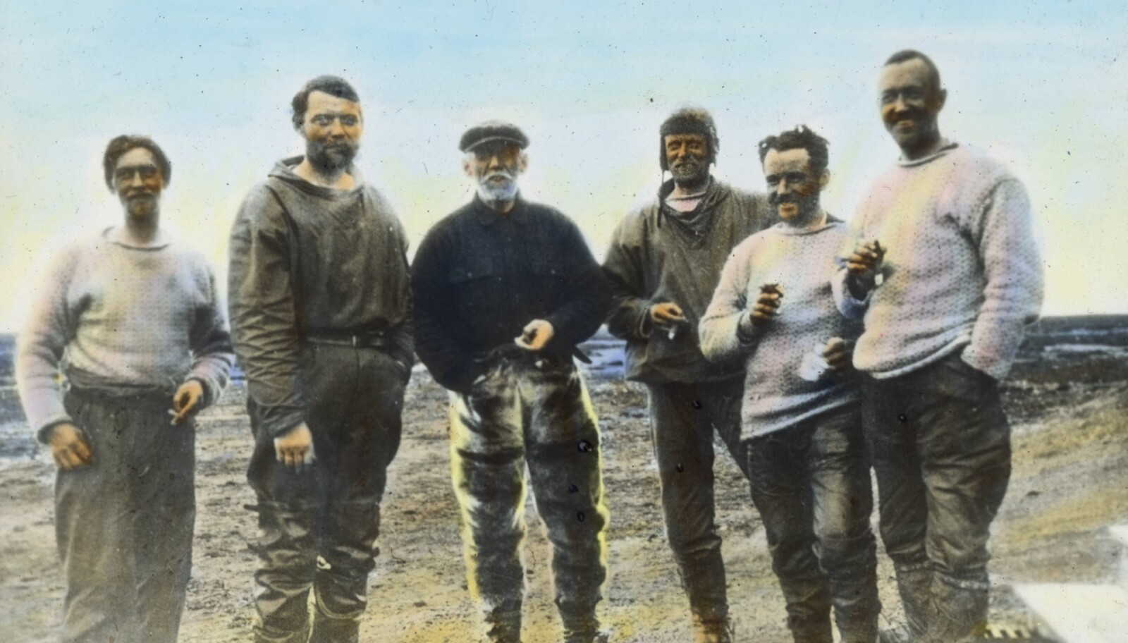 <b>TRYGG:</b> Roald Amundsen og Oskar Omdal (fra venstre), Hjalmar Riiser-Larsen, Leif Dietrichson, Karl Feucht og Lincoln Ellsworth røyker sigar i Ny-Ålesund etter å ha kommet seg unna døden isødet, takket være en ny oppfinnelse.