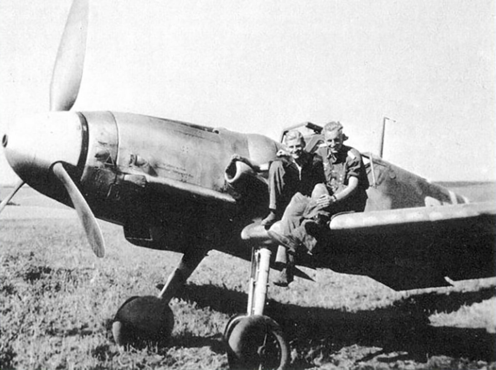 <b>DISTANSE:</b> Krigens redsler bet tilsynelatende ikke på Erich Hartmann, piloten som er verdens mest effektive gjennom historien. Her med en kamerat på et flyfelt i Polen.