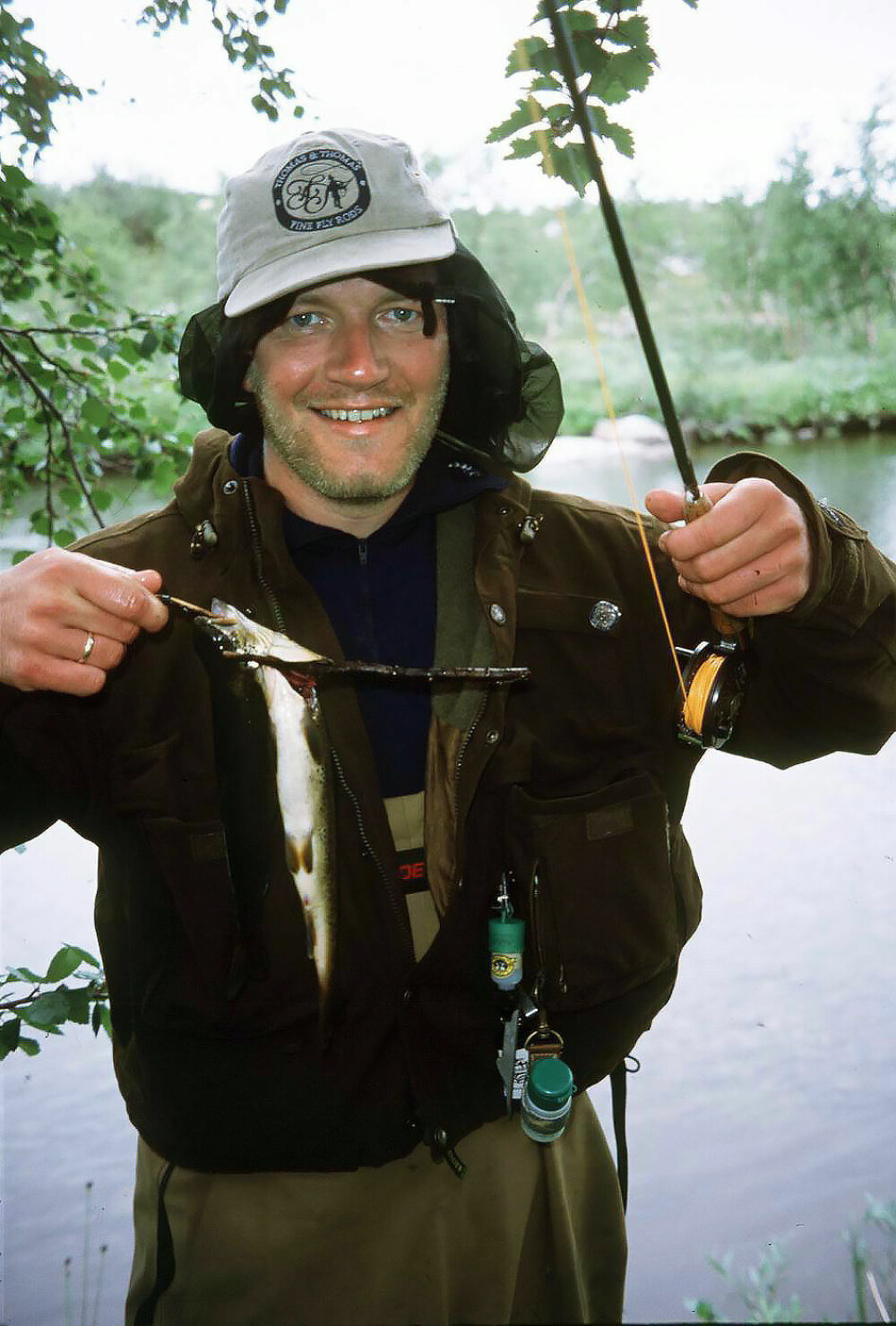 FISKER: Bård Tufte Johansen er en ivrig fiskeentusiast og trives ved vannet med fiskestangen i hånden.