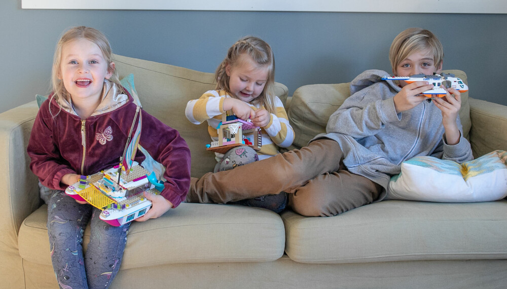 BYTTEDAG: Filippa, Linnea og Sander er med på lekebyttedager Da kan de gi bort ting de ikke bruker og får «nye», spennende leker i retur. BYTTEDAG: Filippa, Linnea og Sander er med på lekebyttedager Da kan de gi bort ting de ikke bruker og får «nye», spennende leker i retur.