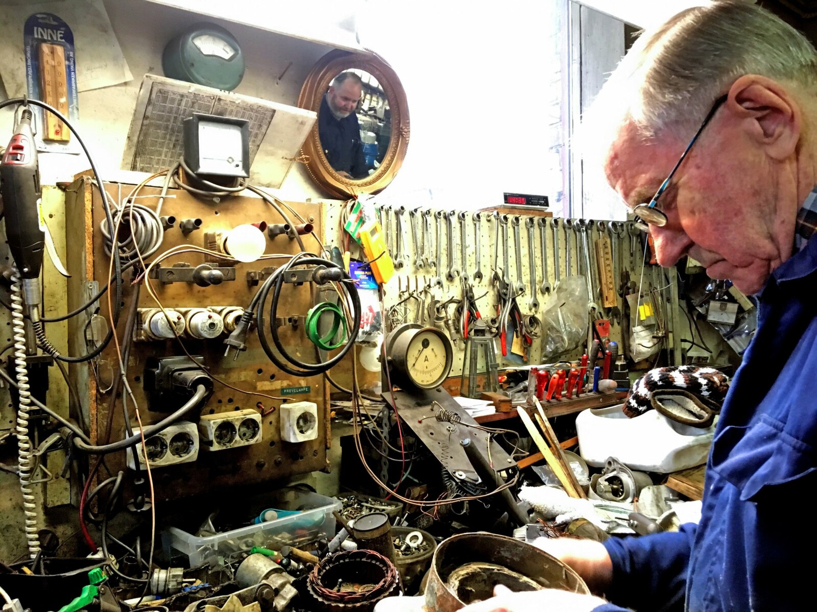 <b>VERKSTED:</b> Ved Fredrikstad Vikleverksted reparerer de alt innen mekaniske maskiner. – Det meste kan repareres, sier Arild som har reparert alt mulig siden 1948.