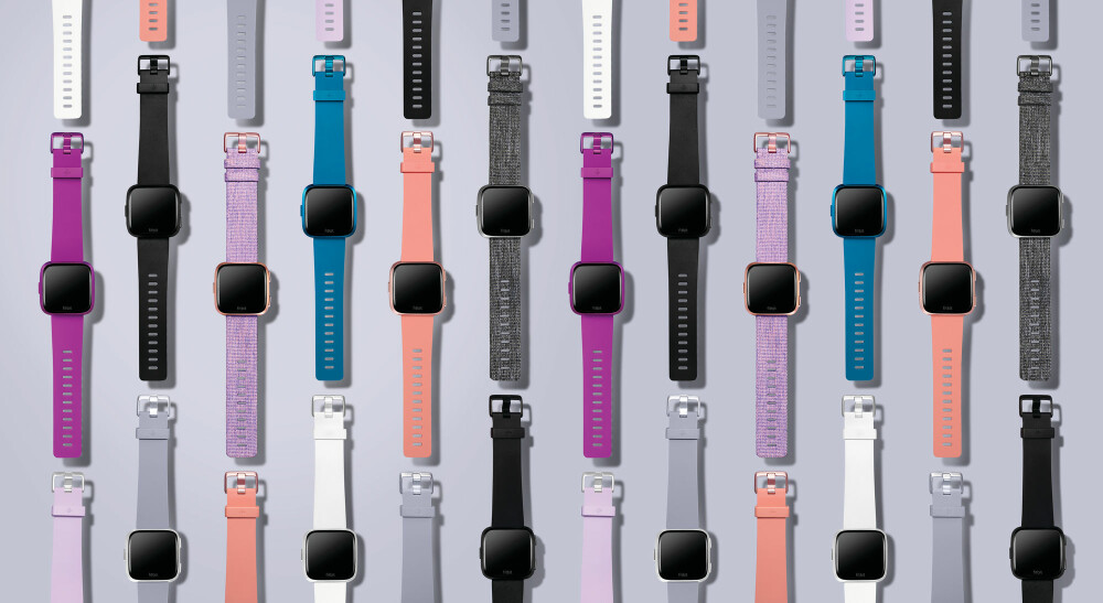 <b><SPAN CLASS=BOLD><STRONG>FARGERIKT:</b></strong></span> Med farger, lavpris og et stilig design, frir Fitbit til et yngre publikum med Fitbit Versa Lite.