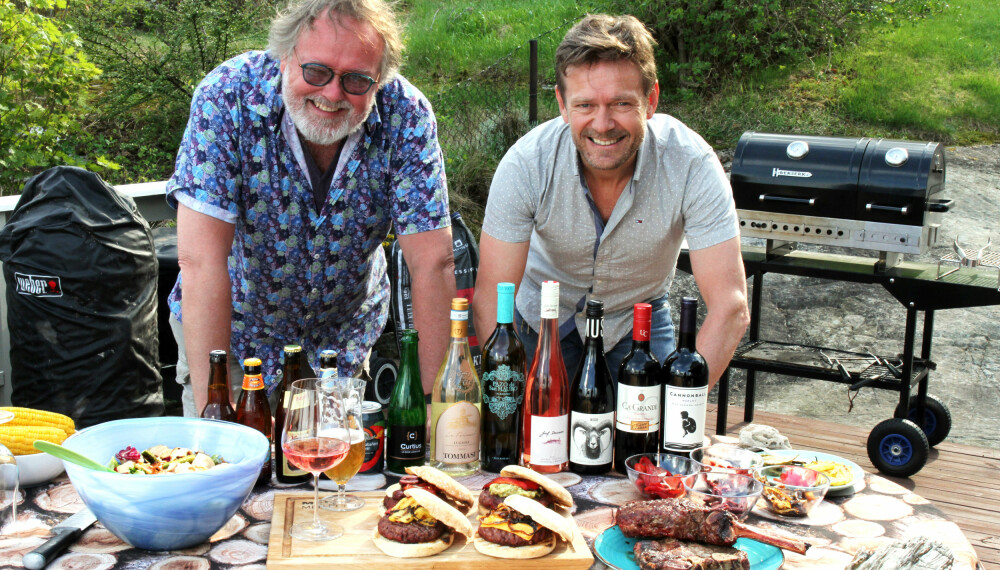 EKSPERTENE: Espen Smith (til venstre) og Frank Røstgård anbefaler herlig øl og vin til sommerens grillmat.