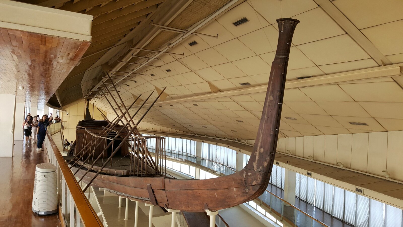 <b><SPAN CLASS=BOLD><STRONG>ØRKENSKIPET:</b></strong> </span>Khufu-skipet er det største, eldste og best bevarte fartøyet fra oldtiden. Det står i et museum nær Kheopspyramidens sørside.