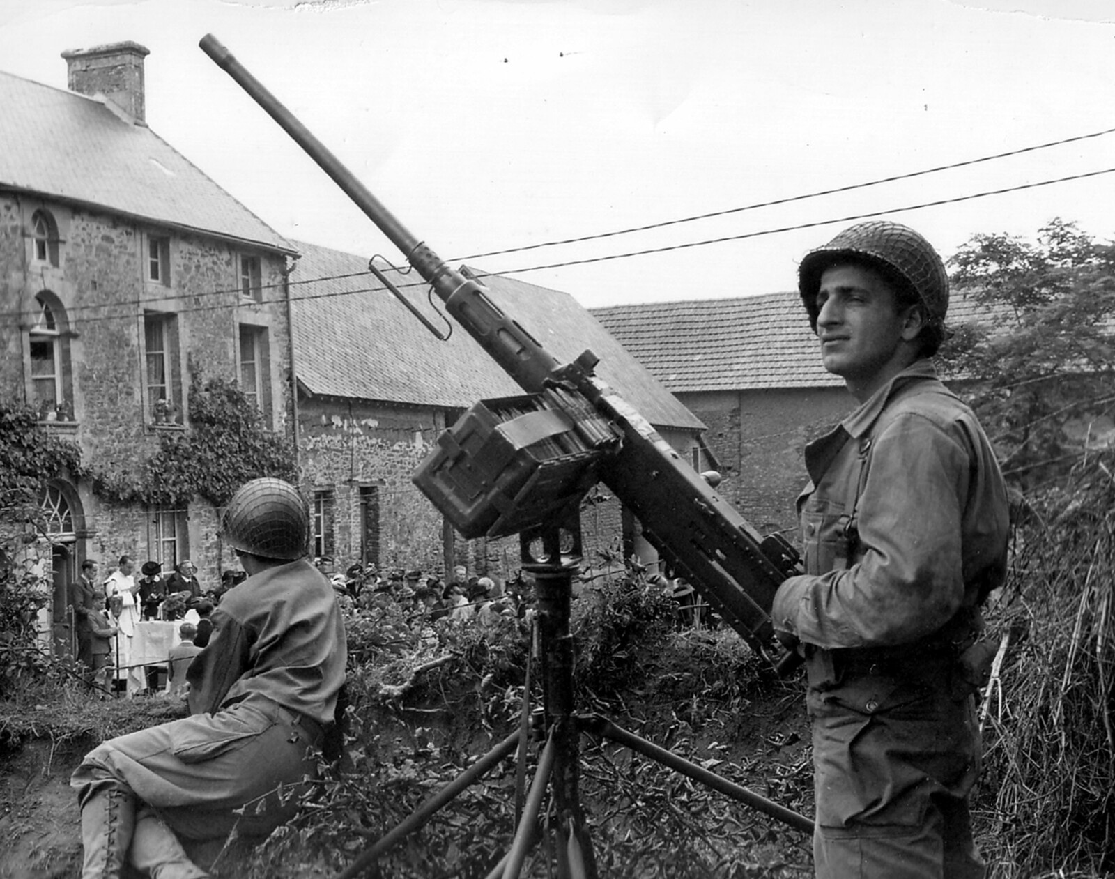 <b>KLASSIKER:</b> En amerikansk soldat holder vakt med en M2 under invasjonen av Normandie i 1944.