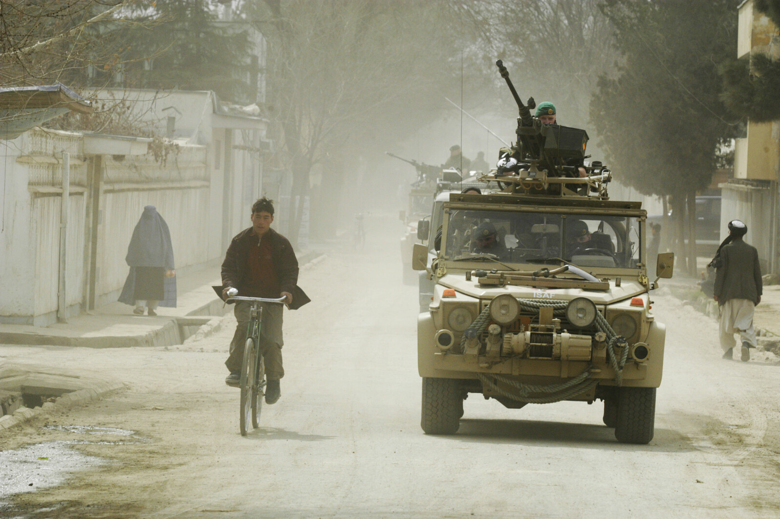 <b>ALLE KRIGERS VÅPEN:</b> Norsk patrulje i Kabul i 2004 med tolvsjuen montert på et lett multikjøretøy.