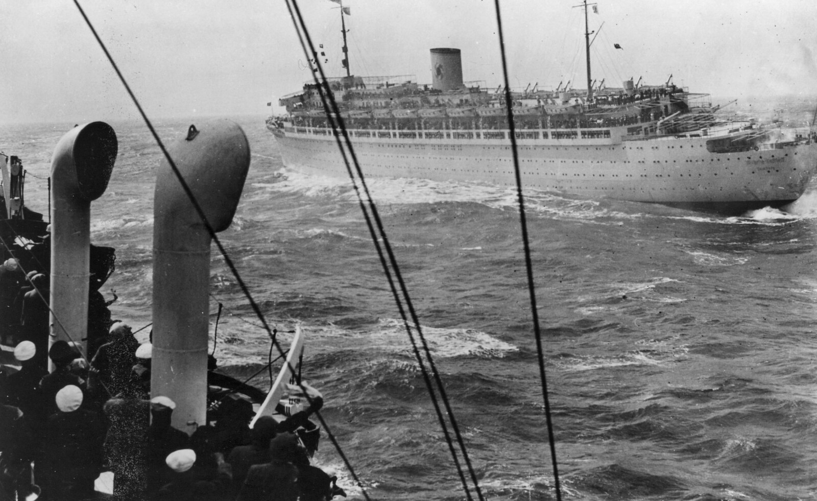 <b>NORDSJØEN:</b> Det tidligere cruiseskipet i tøft vær i Nordsjøen i 1938.