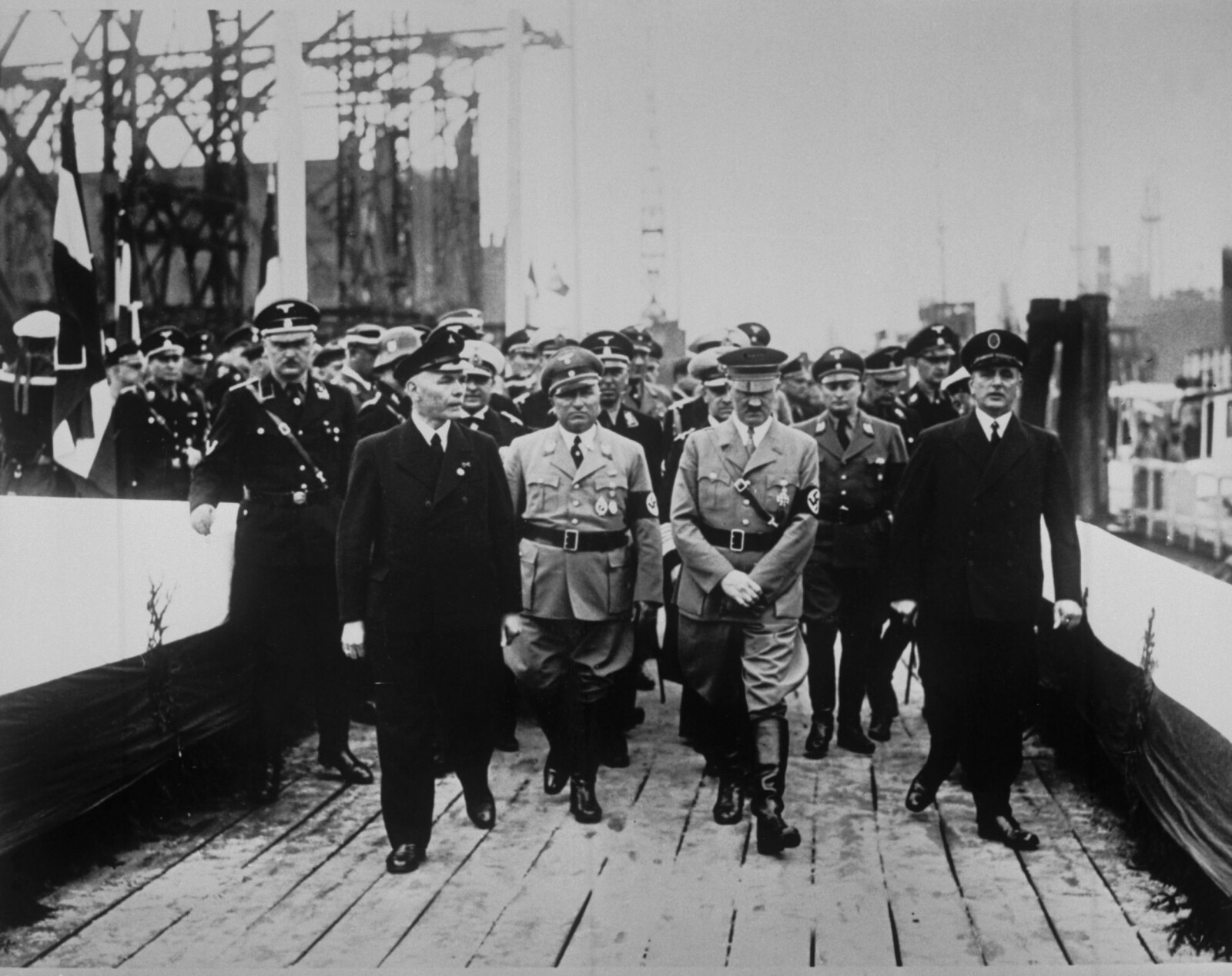 <b>INSPEKSJON:</b> «Wilhelm Gustloff» var nazi-Tysklands først KdF-skip og ble bygget ved Blohm &amp; Voss-verftet i Hamburg. På bildet er Hitler på inspeksjon. 