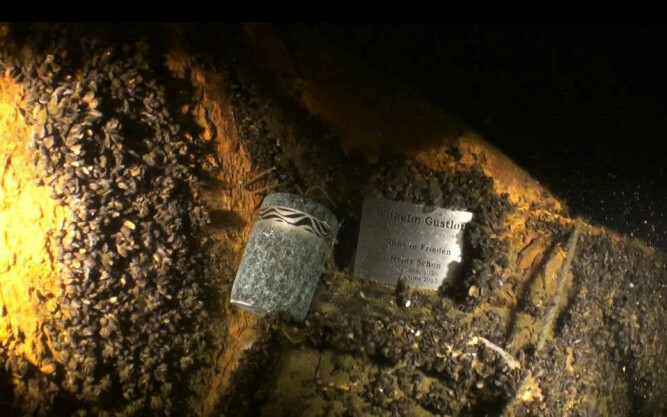 <b>HVIL I FRED:</b> Minneplaketten som fulgte urnen Heinz Schön. Vraket av «Wilhelm Gustloff» ligger på 42 meters dyp øst for Leba i Polen og erklært som krigsgrav.