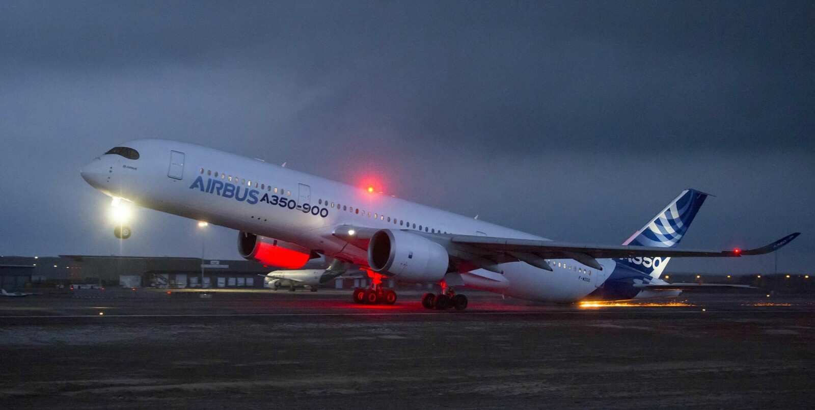 <b>GNISTREGN:</b> Når halen skraper langs asfalten i 250 km/t kan gnistregnet bli spektakulært. Bildet er tatt under en kontrollert tailstrike-test med prototypen til Airbus A350.