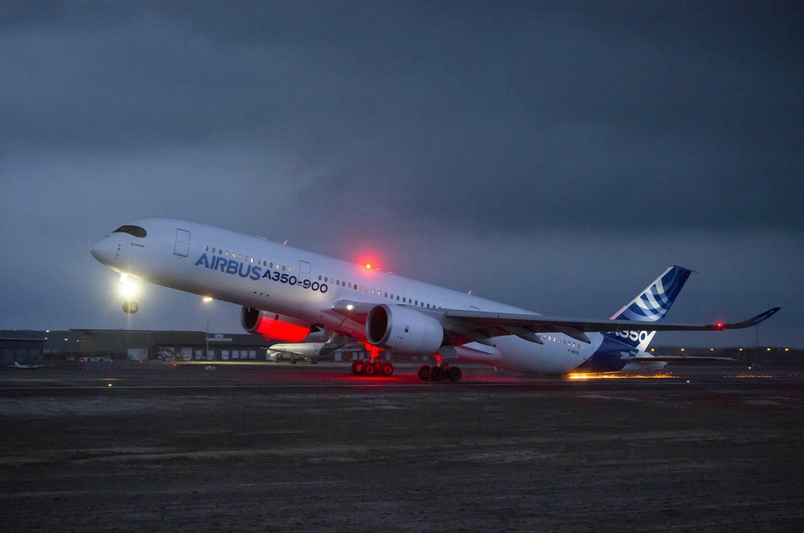 <b>GNISTREGN:</b> Når halen skraper langs asfalten i 250 km/t kan gnistregnet bli spektakulært. Bildet er tatt under en kontrollert tailstrike-test med prototypen til Airbus A350.