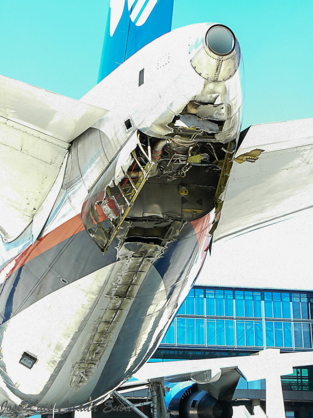 <b>DRAMA:</b> Det skadede hale­partiet til Aeroméxico-flyet. Sammen­støtet med bakken var kraftig nok til å rive av deksler og lage sprekker i skroget.