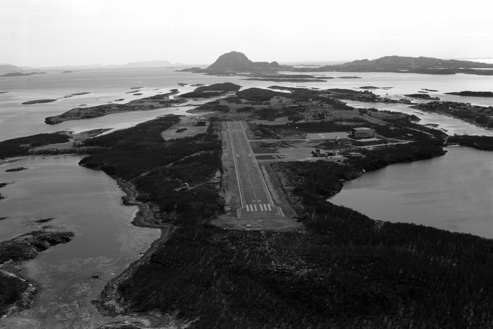 <b>INNFLYGINGEN:</b> Flyplassen i Brønnøysund med Torghatten i bakgrunnen. Flyet skulle ha passert fjellet på motsatt side og var dessuten altfor lavt.