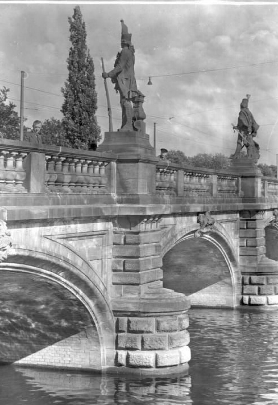 <b>1928:</b> Fra 1895 prydet Jonas og tre andre «Langen Kerls»-soldater Lange Brücke i Potsdam. Her stod de helt til britens voldsomme bombeangrep natten til 14. - 15. april 1945 som la Potsdam i grus.