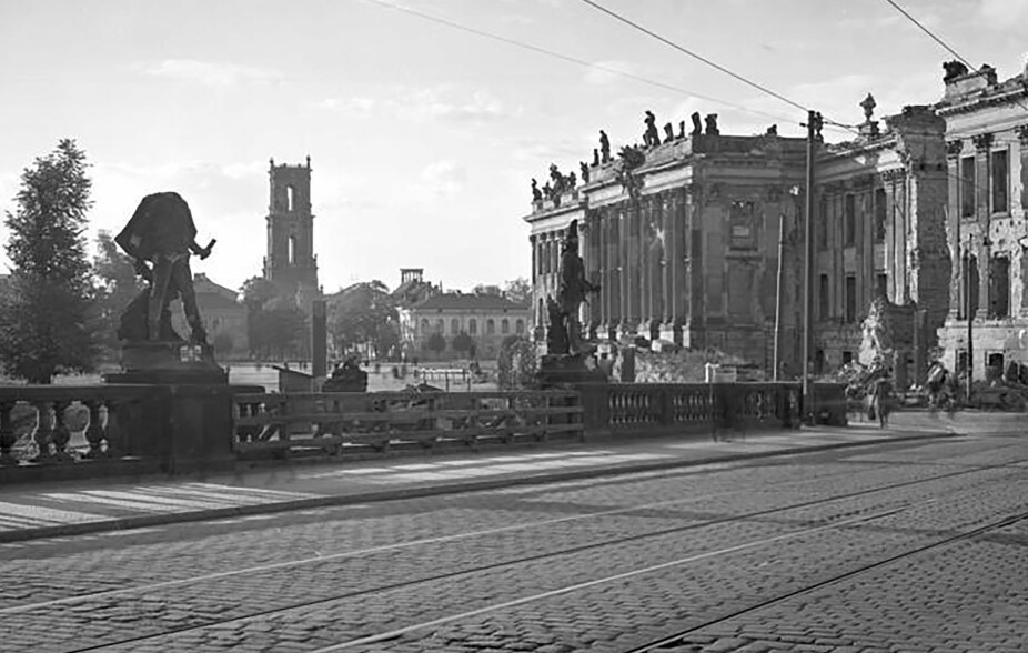 ØDELAGT: Potsdam og Langen Brücke ble rasert etter bomberegneti 1945