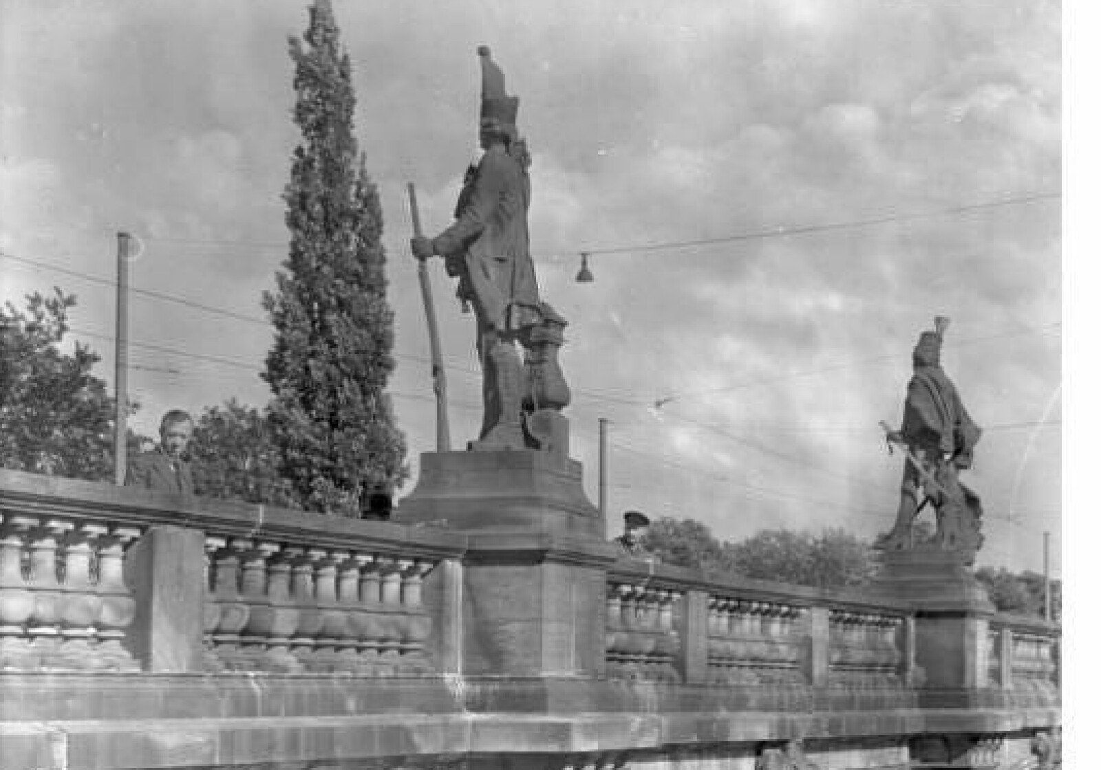 <b>1928:</b> Fra 1895 prydet Jonas og tre andre «Langen Kerls»-soldater Lange Brücke i Potsdam. Her stod de helt til britens voldsomme bombeangrep natten til 14. - 15. april 1945 som la Potsdam i grus.
