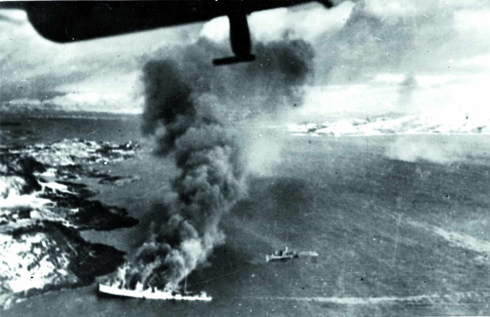 <b>UNDER ANGREP:</b> Angrepet på fangetransportskipet og de tre fartøyene som fulgte med sørover, ble fotografert av pilotene på jagerflyene og stupbomberne som kom fra et britisk hangarskip.