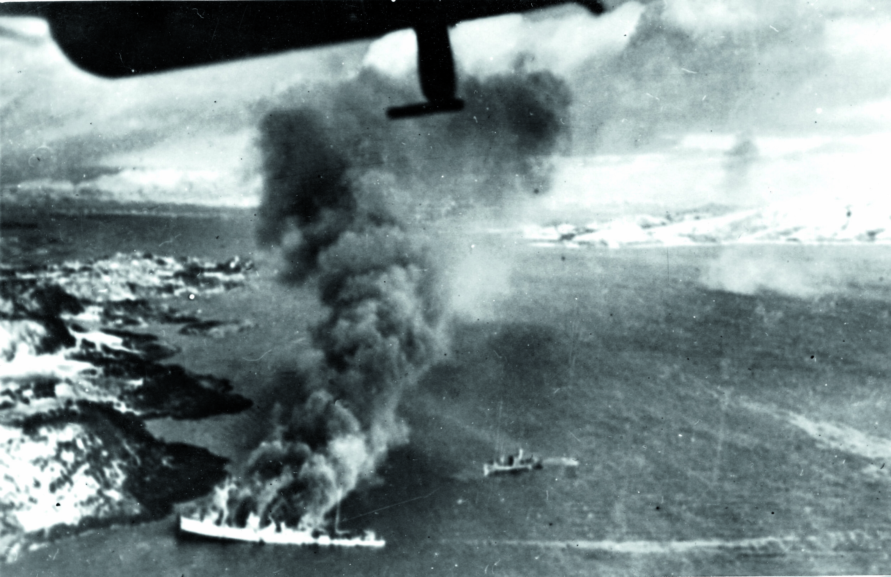 UNDER ANGREP: Angrepet på fangetransportskipet og de tre fartøyene som fulgte med sørover, ble fotografert av pilotene på jagerflyene og stupbomberne som kom fra et britisk hangarskip.