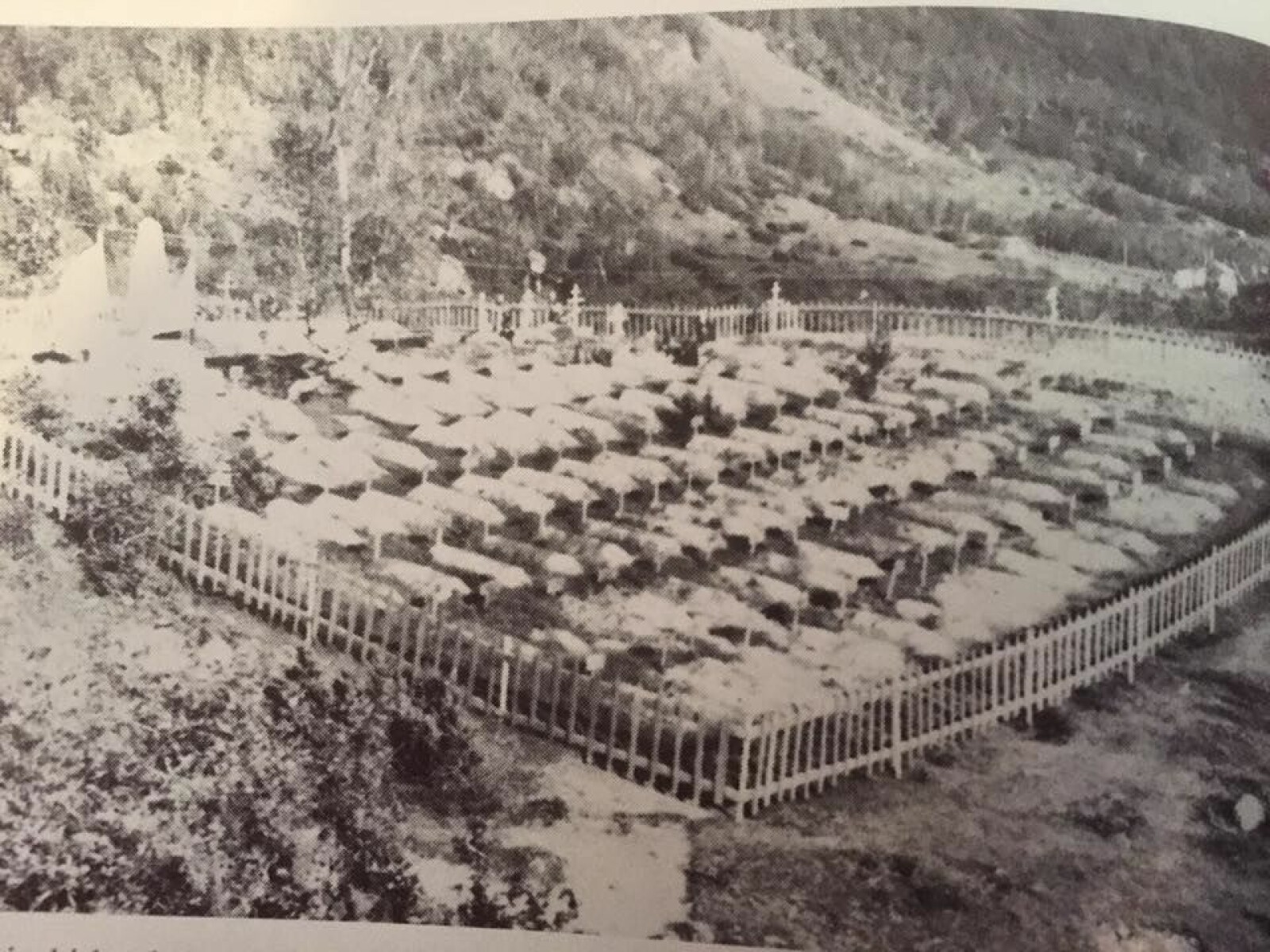 Makkøyra krigskirkegård 1945: Disse gravene ble gravd opp igjen i 1952 og flyttet til Tjøtta på Helgeland under " Operasjon Asfalt ". Foto: Lyder Kvantoland.