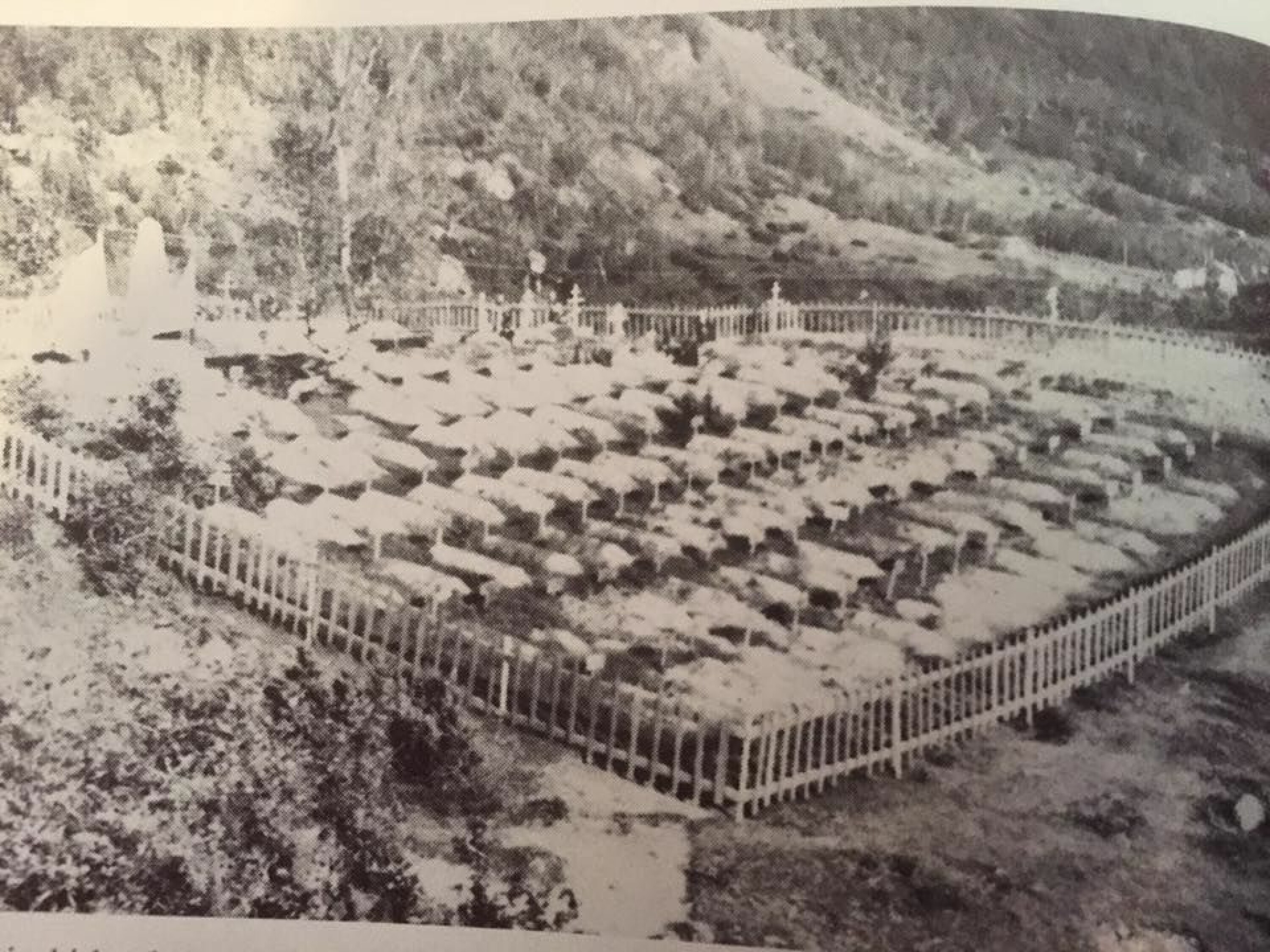 Makkøyra krigskirkegård 1945: Disse gravene ble gravd opp igjen i 1952 og flyttet til Tjøtta på Helgeland under ' Operasjon Asfalt '. Foto: Lyder Kvantoland.