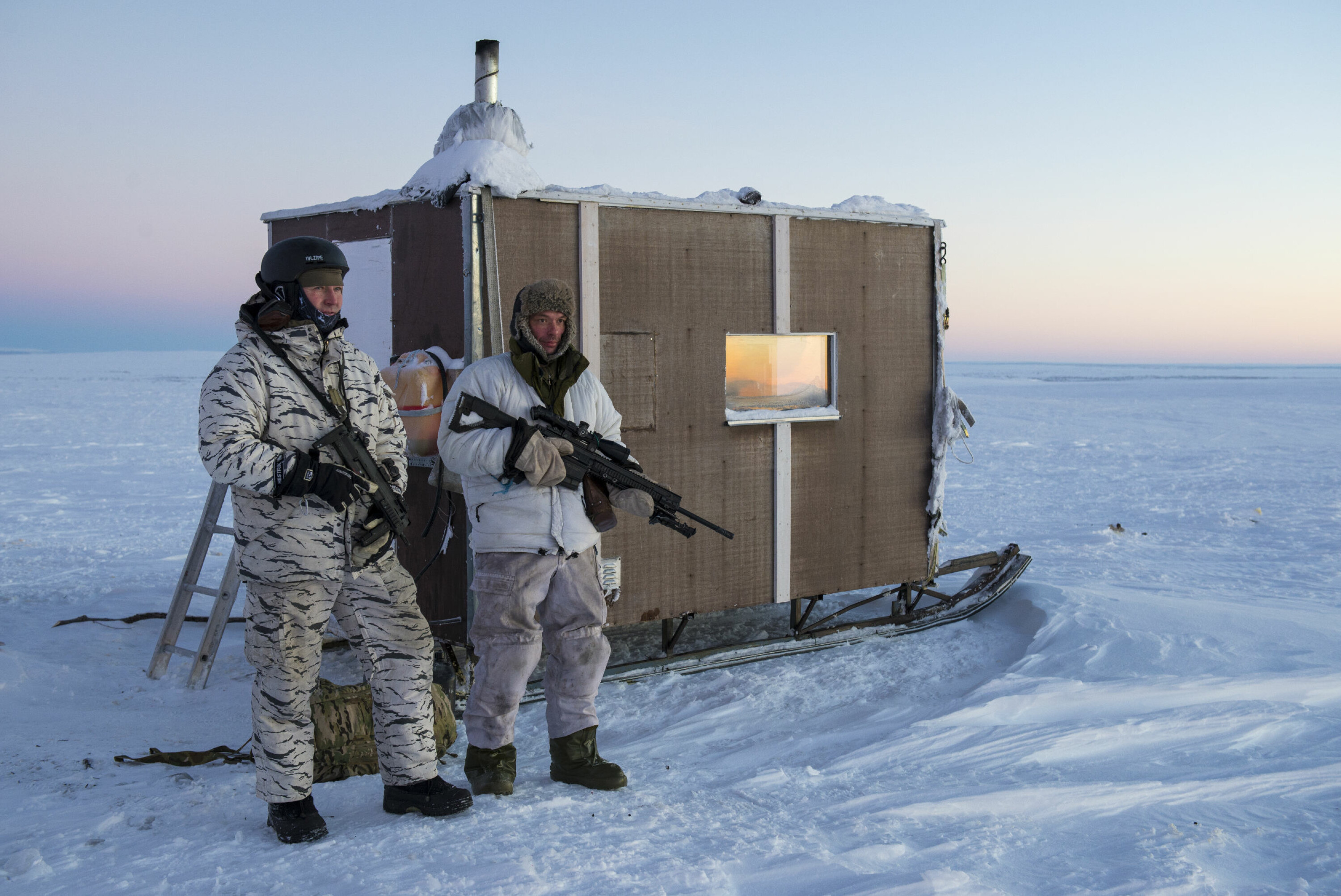 GOMPI: Innsatssoldatene Thomassen og Hætta foran gompien langt inne på vidda. Her tilbringer Hætta mye av tida når han ikke er på jobb som skarpskytter i HV.