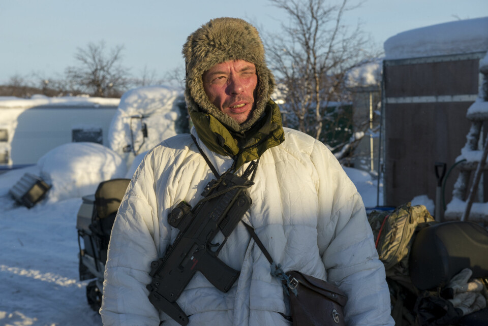 SNIPER-BLIKK: John Anders kniper igjen venstreøyet både når han sikter og snakker.