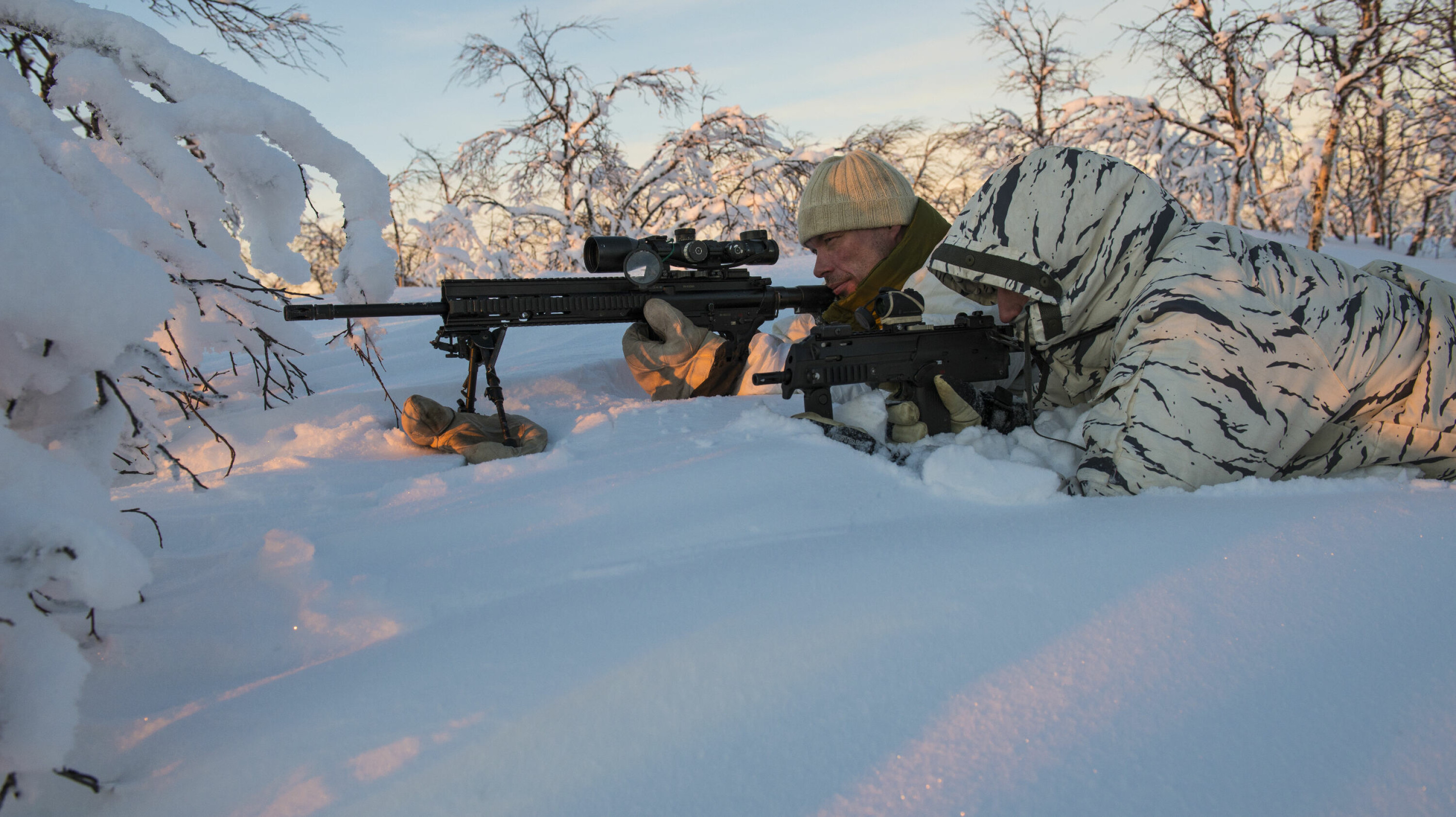 INGEN BUSK ER TRYGG: HK417 skarpskytterrifla til skarpskytterne Gjermund Thomassen (t.h.) og John Anders Hætta treffer med ni centimeters nøyaktighet på 600 meter.