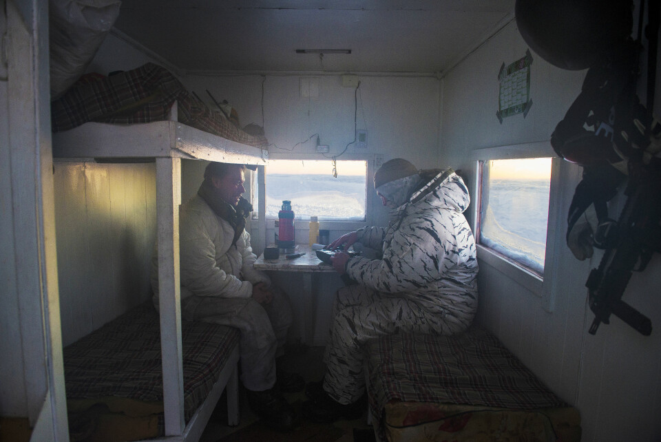 «KONTORET»: Det er slutt på å bruke lavvo for en reindriftssame. Istedenfor tilbringer John Anders en uke i slengen i gompien som både har ovn og Wifi. Mer trenger man ikke.