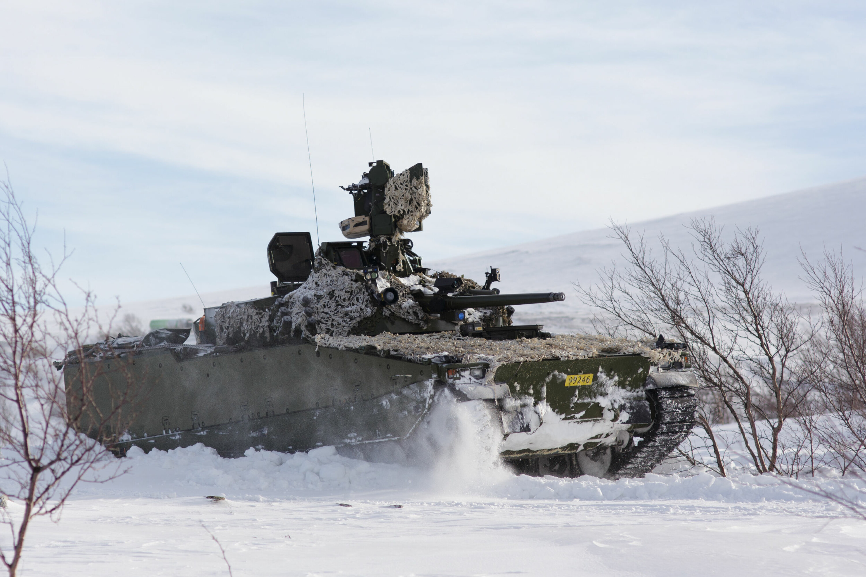 VEIVISER: En CV 90 Stormpanservogn under vinterøvelsen Joint Viking 2017 i Finnmark. De lokalkjente HV-mannskapene har en viktig funksjon som veivisere for større avdelinger i vanskelig terreng