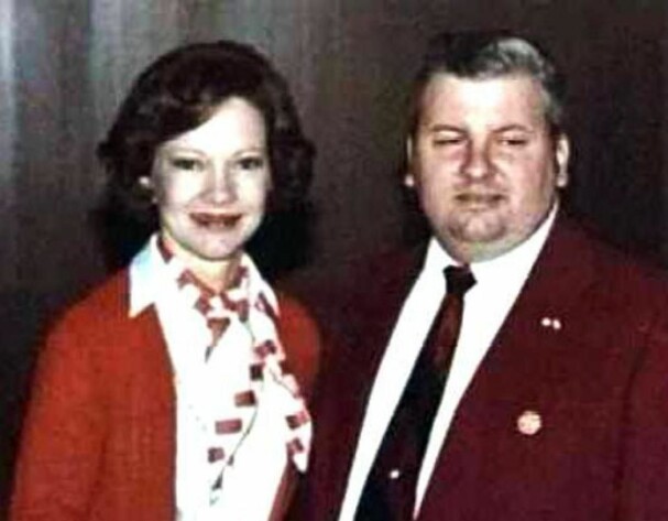<b>KLOVNE-MORDEREN:</b> Selv om han var arrestert for å ha voldtatt yngre gutter allerede på 1960-tallet, fikk han en «S»-pin festet på jakken da han som viktig samfunnsborger møtte selveste presidentfruen, Rosalynn Carter, Jimmy Carters kone, i 1978.