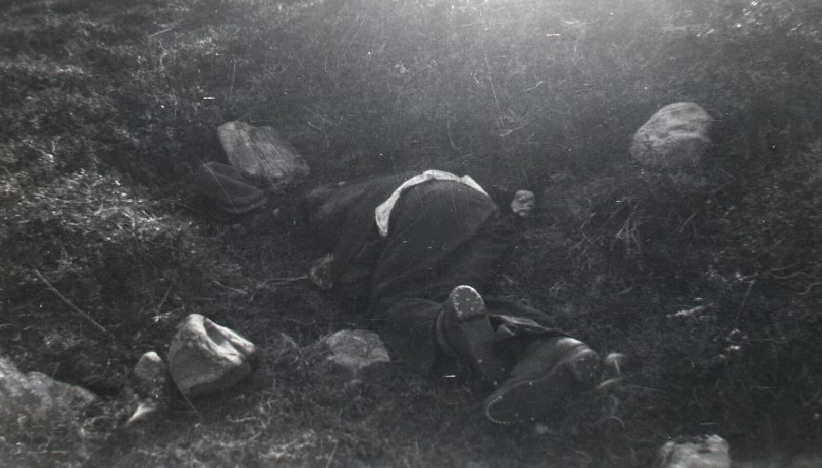 KRIGSFORBRYTELSER: Seks forsvarsløse menn ble skutt og drept av tyske soldater kort tid før Tyskland kapitulerte.