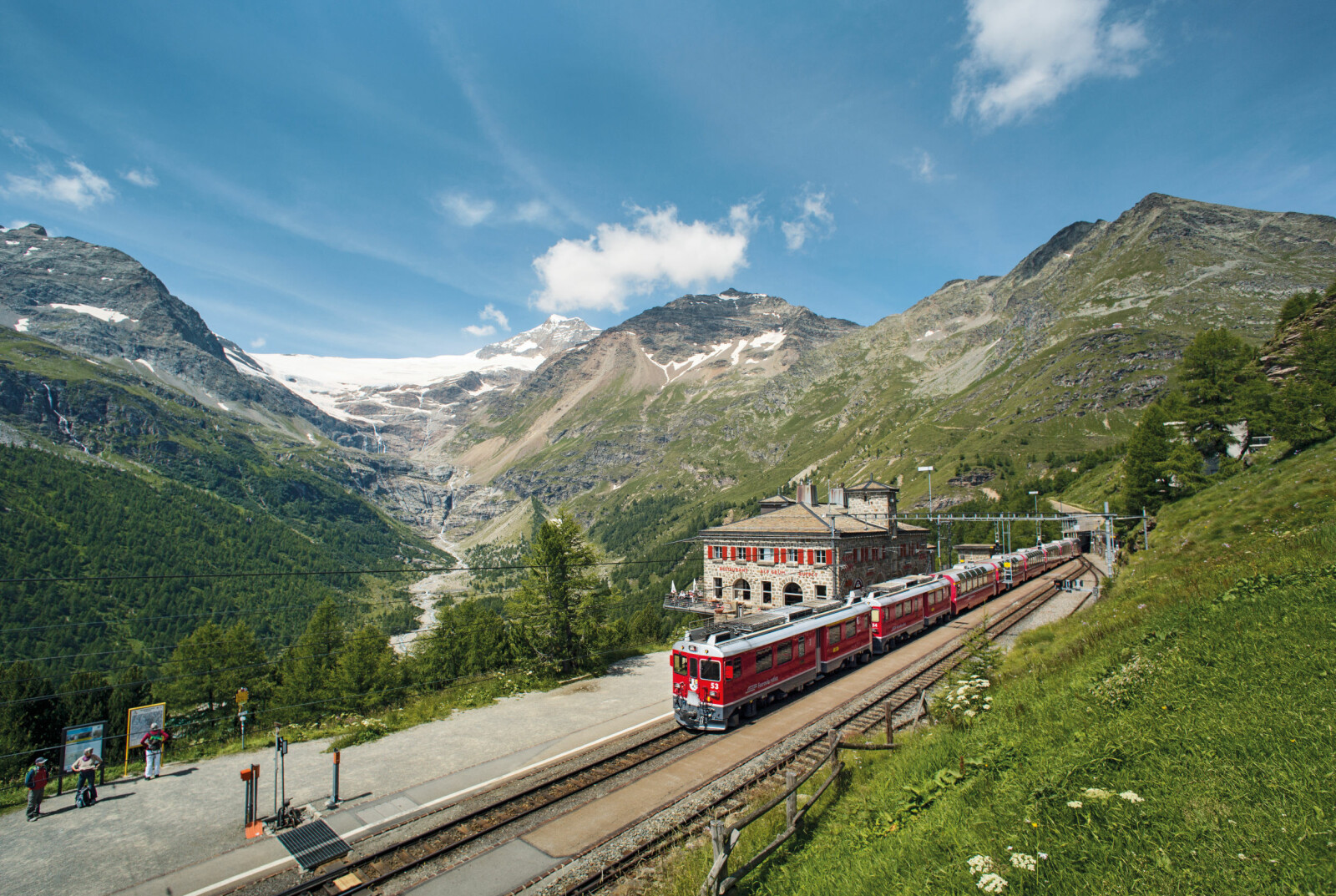 <b>BERNINA EXPRESS:</b> Med 55 tunneler og 196 broer byr Bernina Express på mange store opplevelser.