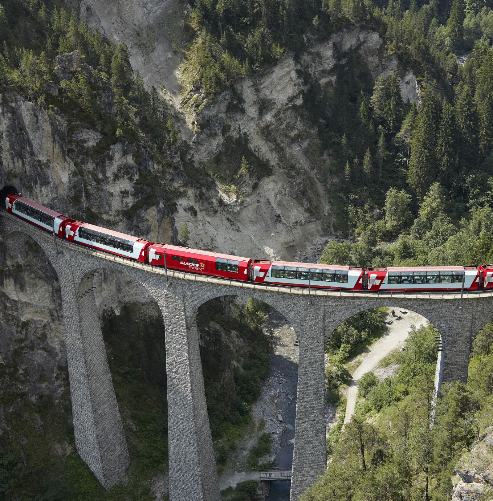 <b>GLACIER EXPRESS:</b> 
Ved Oberalp-passet er banen på sitt høyeste. På bildet er toget på den 61 meter høye og 130 meter lange Landwasserviadukten fra 1902.