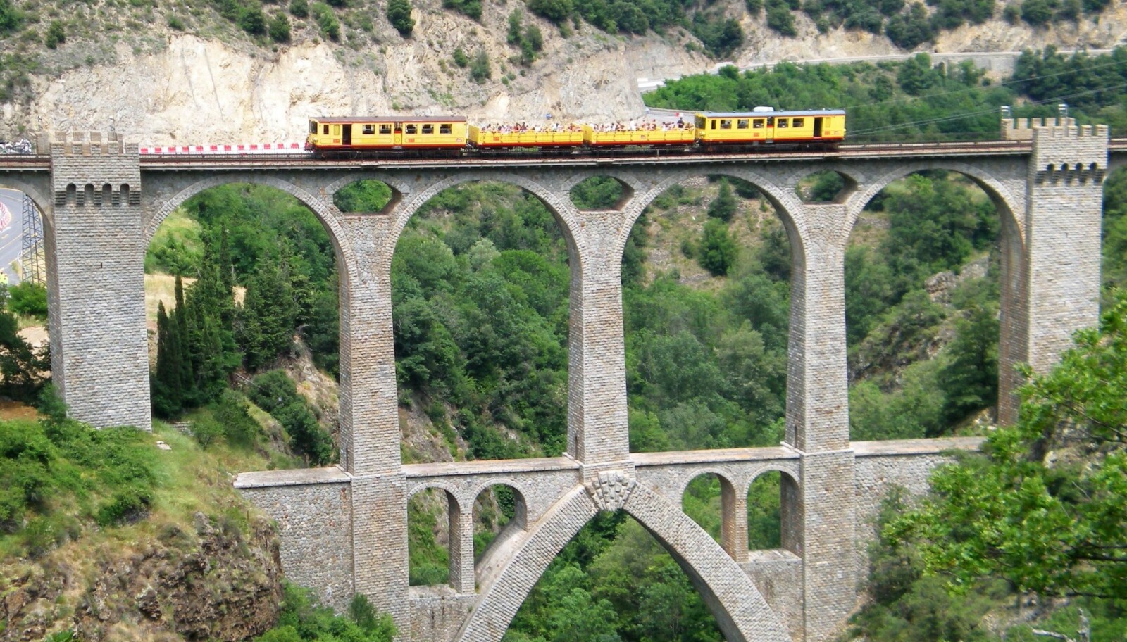 <b>VIADUKT:</b> Séjourné-viadukten er blant de flotteste konstruksjonene på Train Jaune-banen.