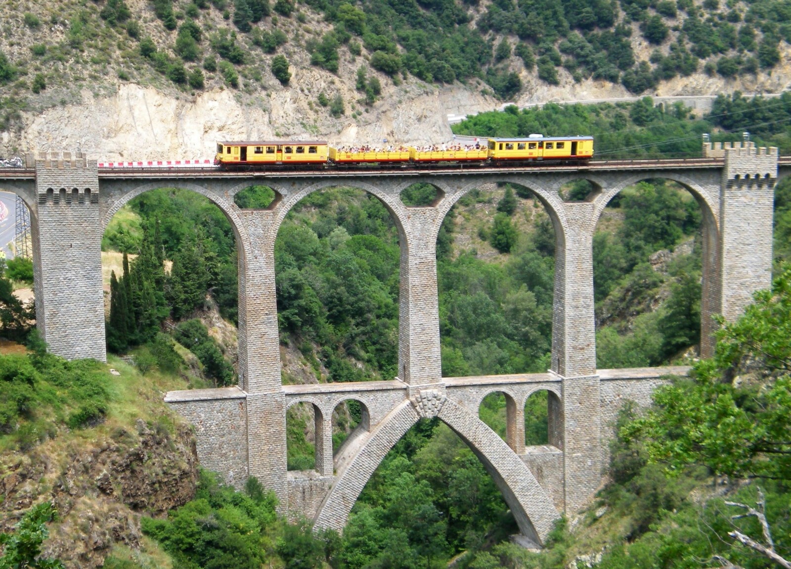 <b>VIADUKT:</b> Séjourné-viadukten er blant de flotteste konstruksjonene på Train Jaune-banen.
