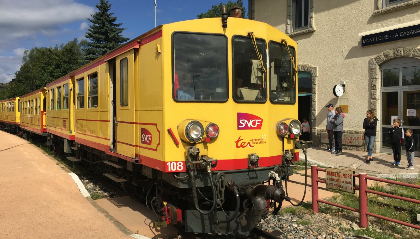 <b>GULT:</b> Det lille gule toget glir inn på stasjonen i Mont-Louis.
