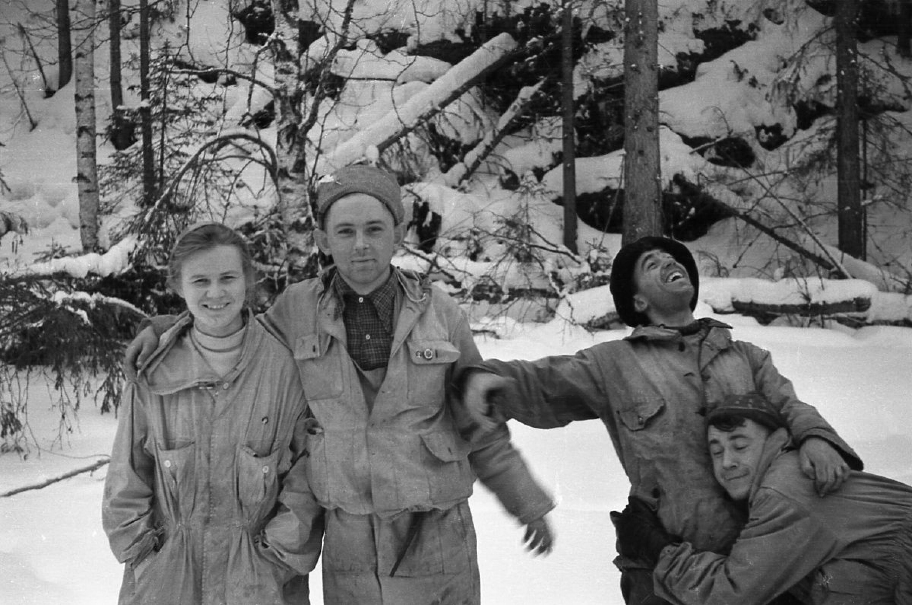 SAMHOLD: Fem av deltagerne hadde med seg kamera, slik at turen er godt dokumentert helt frem til alt plutselig tok slutt. Her er fra v. Ljuda Dubinina, Jurij Krivonisjenko, Nikolai Thibeaux-Brignolle, som var sønn av en fransk gulagfange, og Rustem Slobodin lykkelig uvitende om den voldsomme skjebnen som ventet.