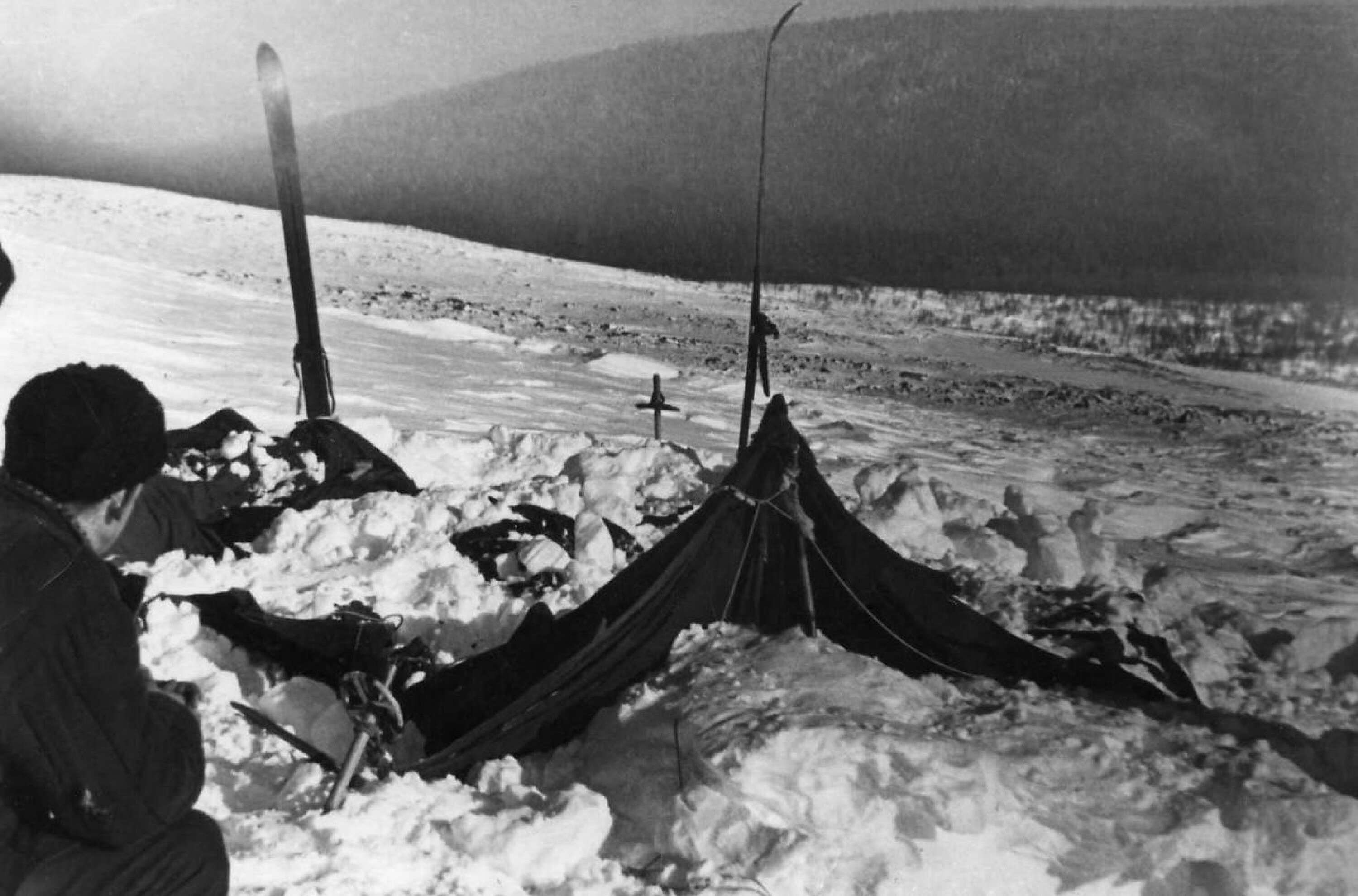 FLUKTEN FRA TELTET: Noe jaget gruppen ut av teltet, noe så truende at de heller tok sjansen på å overleve tynnkledde ute i kulden. Skiene som står oppreist svekker den offisielle teorien om et snøskred.