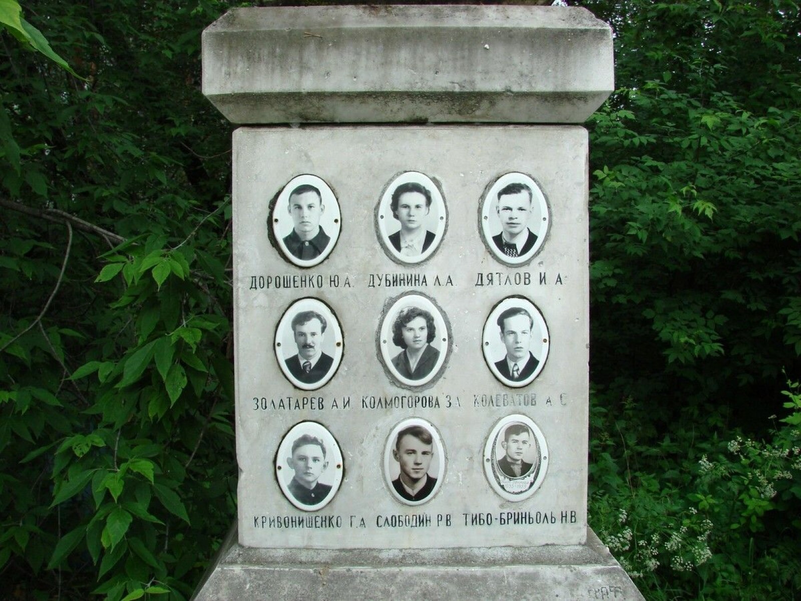 <b>OFRENE:</b> Dette minnesmerket for de omkomne står på en kirkegård i Jekaterinburg. Øverst fra v.: Dorosjenko, Dubinina, Dyatlov. Midten: Zolotaryov, Kolmogorova, Kolevatov. Nederst: Krivonisjenko, Slobodin, Thibeaux-Brignolle.  