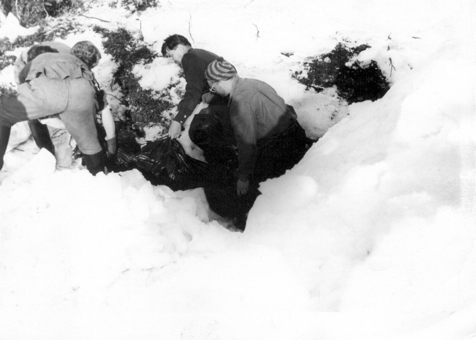 <b>VÅRENS AVSLØRINGER:</b> Tre måneder etter funnene av de fem første likene, gravde letemannskapene frem de fire siste omkomne, gjemt i dyp snø i et bekkefar. Kroppene var ille tilredte. 