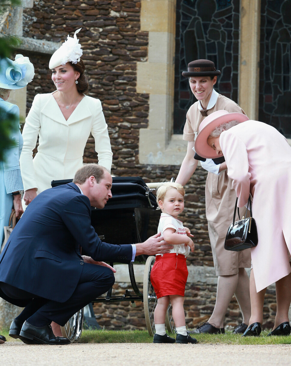 GOD HJELP: Kate, William og lille prins George sammen med barnepiken Maria Teresa Turrion Borralo og dronning Elizabeth under dåpen til prinsesse Charlotte i 2015. Det er antatt at også Meghan og Harry vil få hjelp av en barnepike.