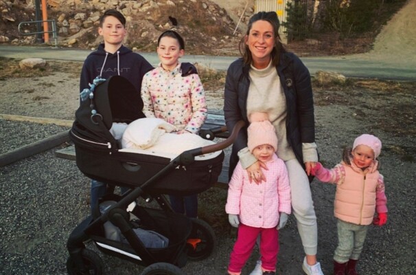 NÅ: Camilla sammen med barna Oliver, Mathilde, Lila, bonusdatteren Vanessa, og lille Victor i vognen.