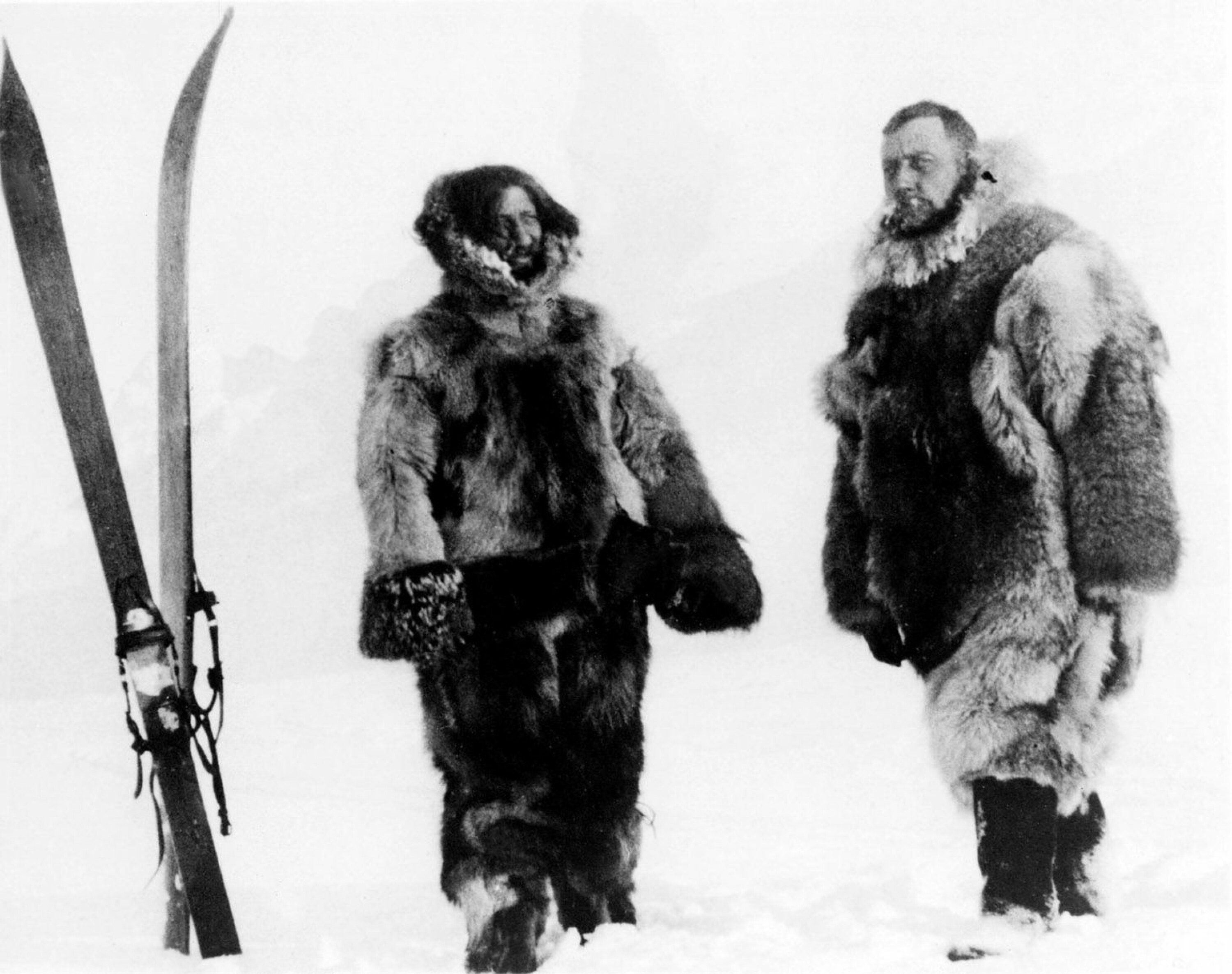 TO MENN, TO SKJEBNER: Frederick Cook (til v.) og Roald Amundsen ble gode venner da de overvintret i Antarktis 1897–99. Cook reddet hele Belgica-ekspedisjonen fra katastrofe. Men siden tok polferdene og livene deres hver sin retning.
