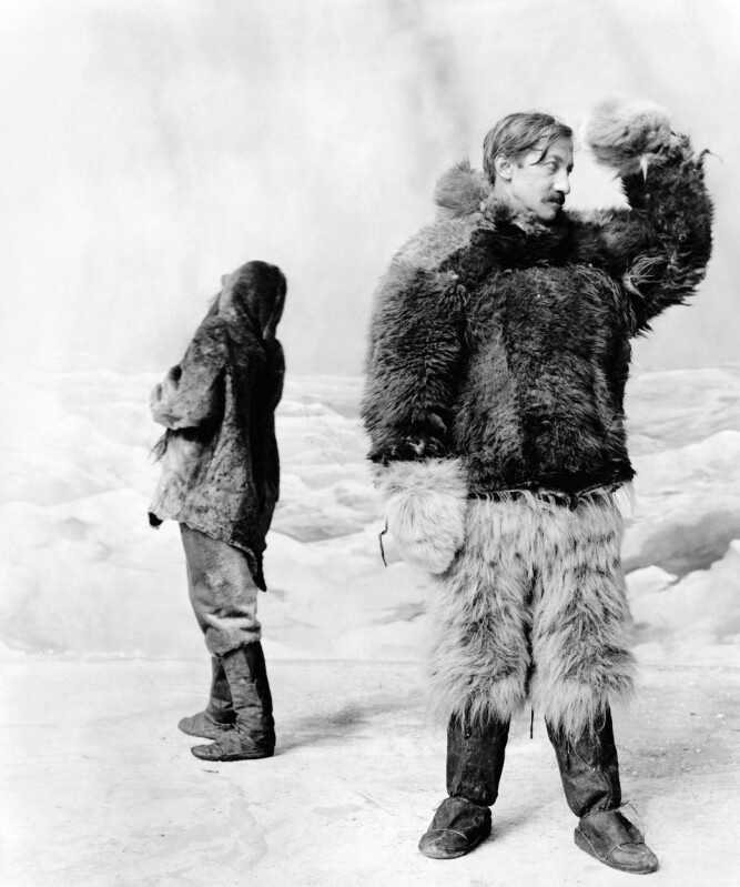 <b>FALLEN HELT:</b> Frederick Cook i fotografens studio, på utkikk etter hva? Kanskje Nordpolen, som han aldri fant. Han var høyst trolig aldri i nærheten engang. 