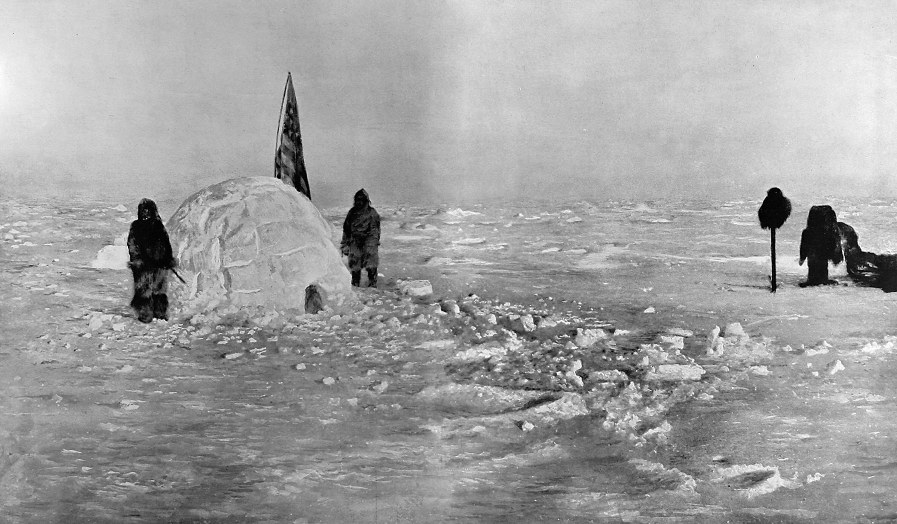 EKTE ELLER IKKE?: Frederick Cooks fotografi, angivelig tatt på Nordpolen 21. april 1908. Hans følgesvenner fra inuittfolket, Ahwelah og Etukishook ved igloen.